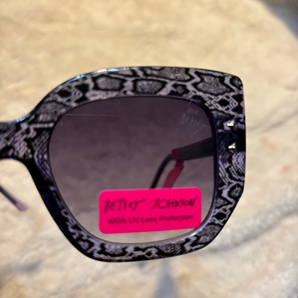 NWT Betsey Johnson Sunglasses Black Grey Snakeskin pattern Retro 100% UV Sun Pro main image 7